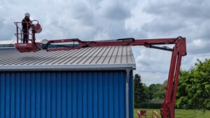 Seitliche Reichweite einer PB DINO 16EZ Gelenk-Teleskopbühne am Beispiel einer Überbrückung an einem Gebäudeck einer Halle