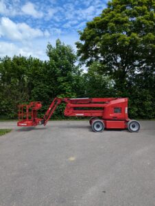 Rote PB Gelenk-Teleskopbühne in eingefahrener Stellung z.B. für den Transport