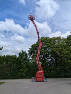 Seitliche Darstellung einer komplett ausgefahrenen Gelenk-Teleskopbühne PB DINO 16EZ mit 16,00 m Arbeitshöhe.