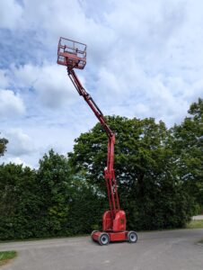 Hoch vertikal ausgefahrene PB Gelenk-Teleskopbühne PB DINO 16EZ mit 16,00 m Arbeitshöhe