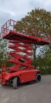 Bild einer halbhoch ausgefahrenen PB TOP 19 Scherenarbeitsbühne des Typs PB S155-19E 4x4 in rot mit ausgefahrenem Plattformverschub